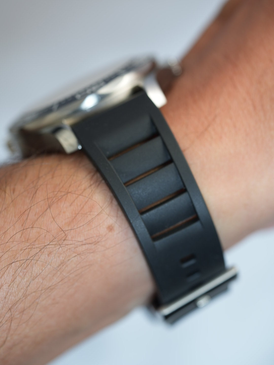 High-quality black FKM rubber strap with quick-release spring bars, designed for easy installation on Omega Seamaster and other high-end watches