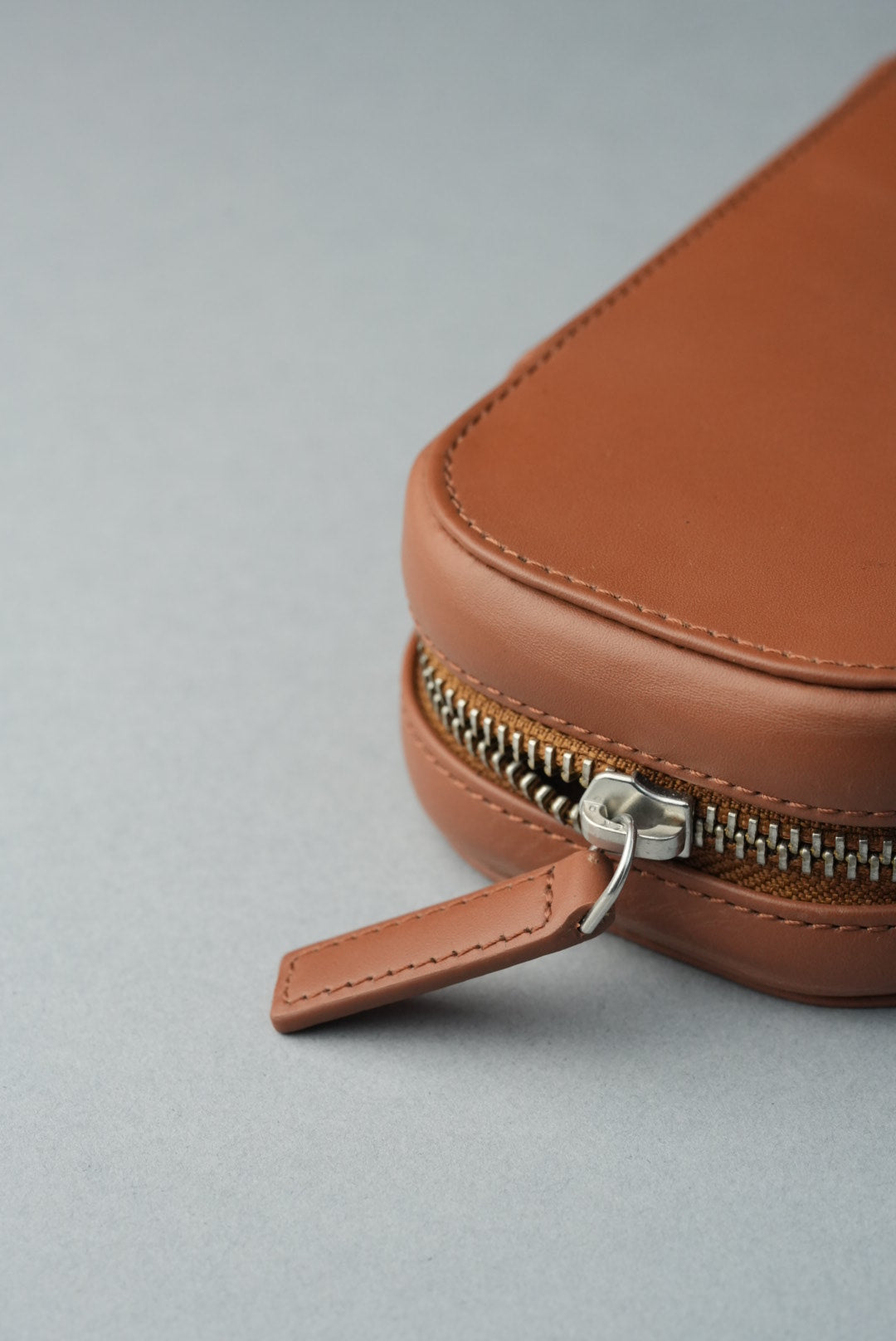 Leather-zip_pouch_for_watches_tan_zip brown