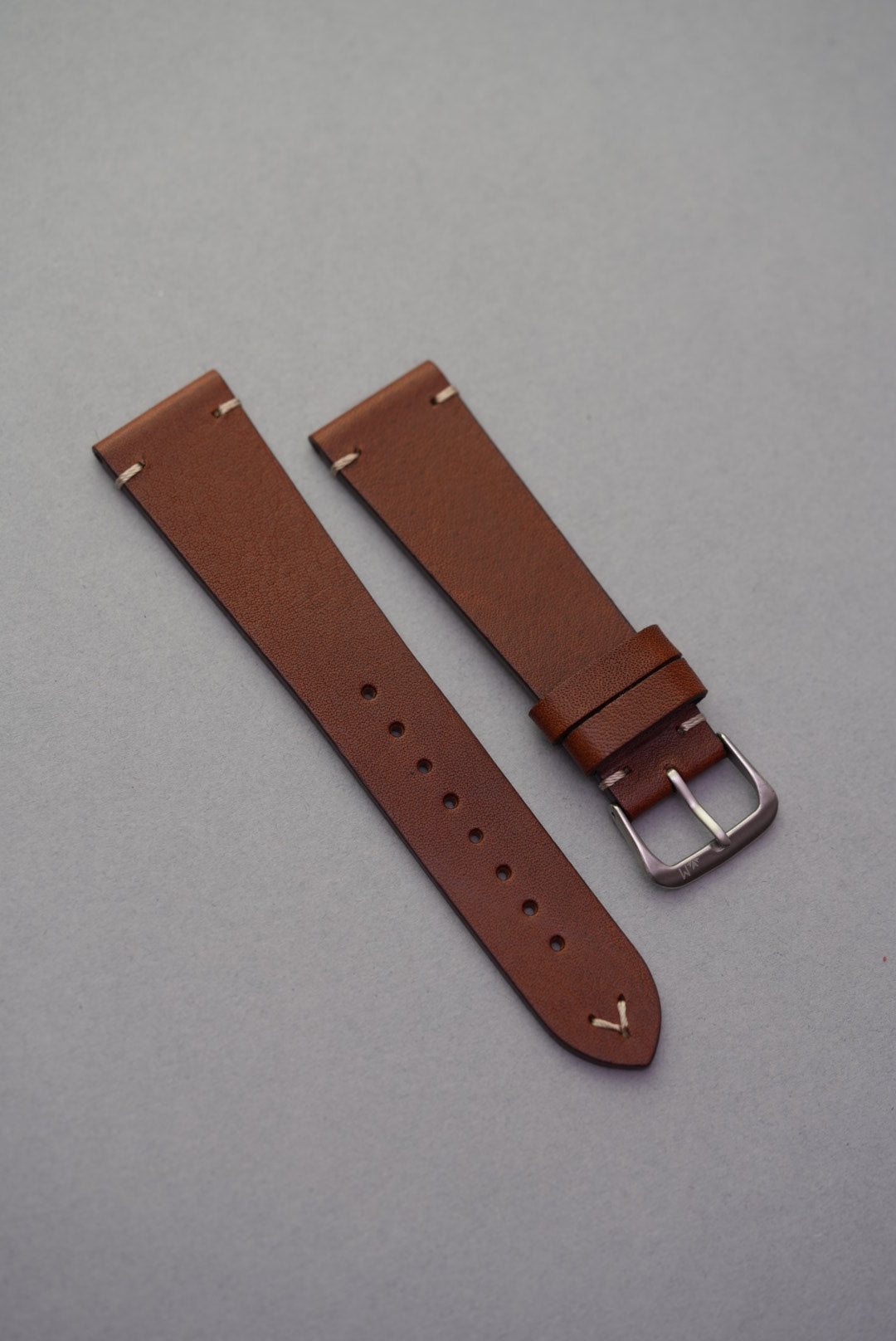 Traditional watch strap in brown calfskin leather with decorative lug stitching