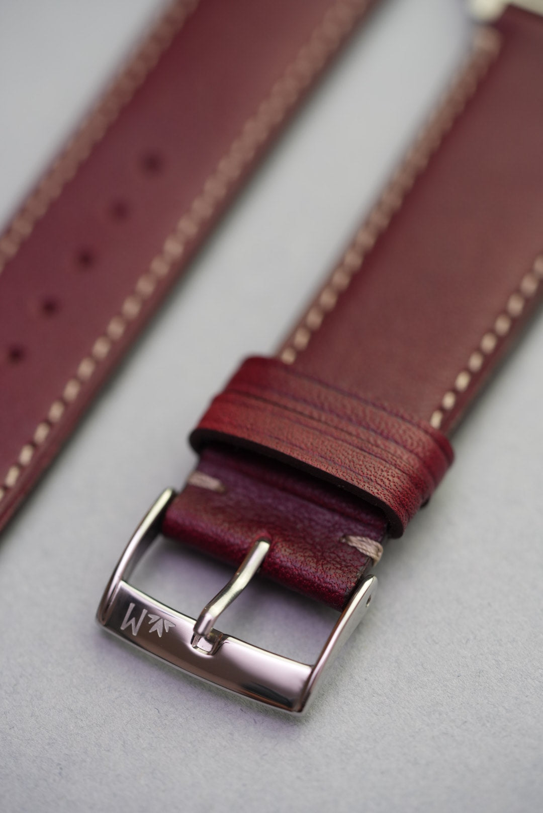 Side view of the burgundy calfskin strap fitted on Apple Watch with fine grain finishSide view of the burgundy calfskin strap fitted on Apple Watch with fine grain finish
