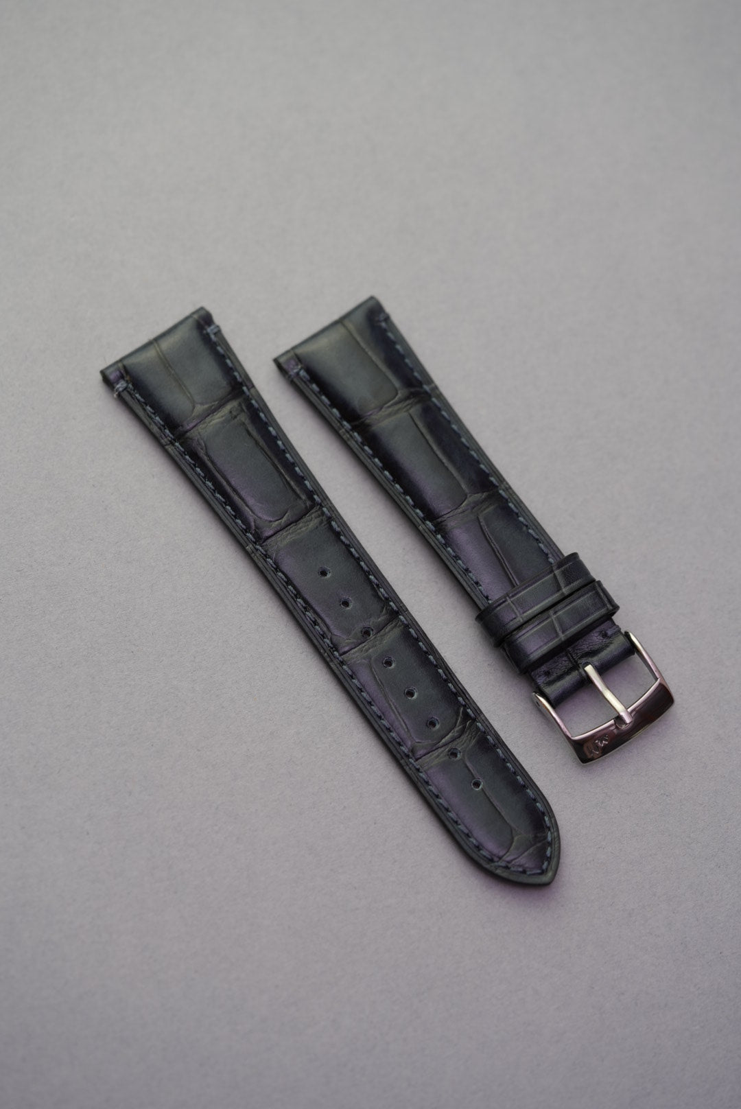 Green embossed alligator strap in calfskin leather – polished look with contrast stitch