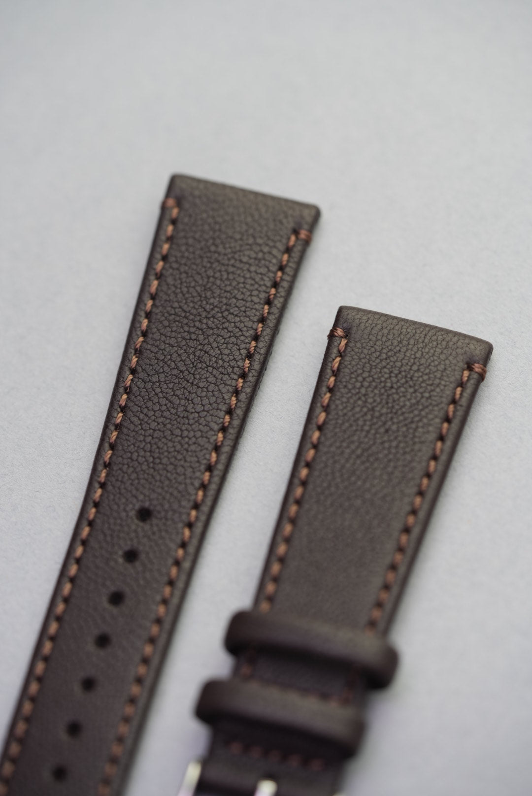 Upper section of the Cortado Chestnut strap showing rich brown leather and tonal padding.