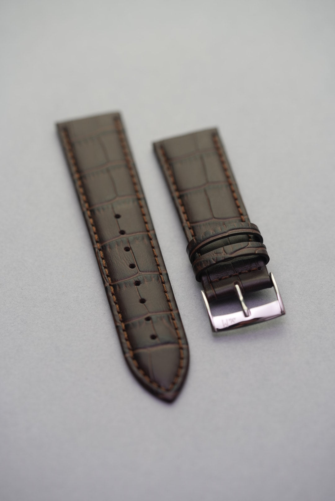 Full view of espresso alligator-style leather watch strap – handcrafted Italian calfskin strap for dress watches and daily wear.