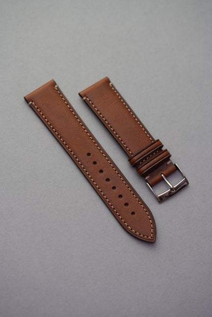 Classic brown calfskin watch strap with fine grain and padded profile – refined strap for everyday wear