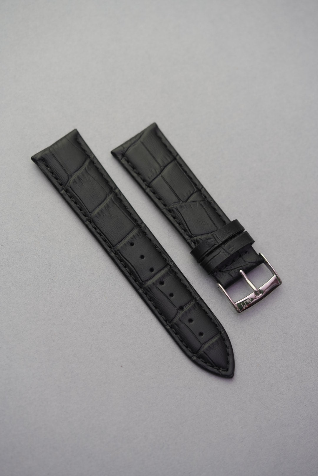 Onyx black leather watch strap with alligator texture – classic replacement strap in Italian calfskin for everyday and formal wear.