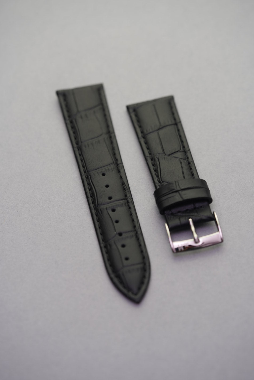 Onyx black calf leather watch strap – elegant alligator-textured strap for modern and classic timepieces.