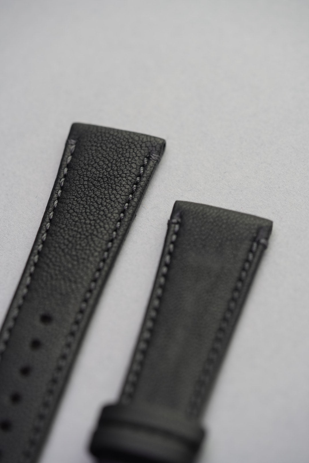 Upper section of the Piano Noir watch strap showing clean grain texture and soft finish.