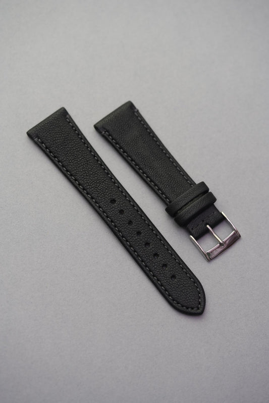 Piano Noir sheepskin watch strap in classic black with tonal stitching and soft matte grain.
