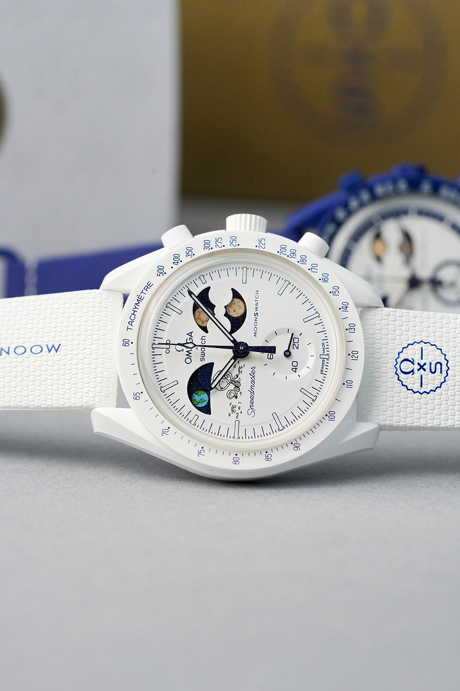 Swatch x OMEGA Mission to EarthPhase Moonshine Gold “Cold  display picture 2
